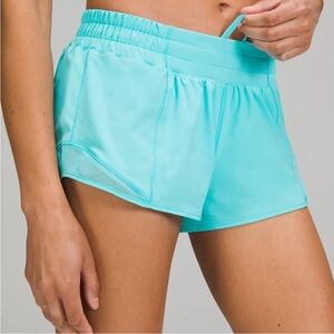 Lululemon Turquoise Size 6 Hotty Hot Shorts.
Elastic Waist:13”
Length:12”